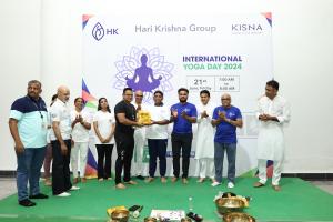The Mumbai team of Hari Krishna Exports expressed their gratitude to their yoga master by presenting a token of love.