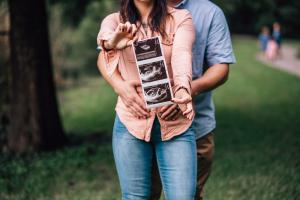 Familymoment Photography Announces New Pregnancy Announcement Photo Session in Spring, TX