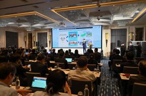 Mayor Yamanaka presenting in front of a crowd at the Thailand workshop