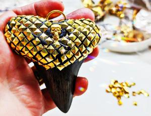 Sugar Gay Isber’s Shark Teeth Fossil Jewelry ‘The Jaws Collection’ Heats up the Summer