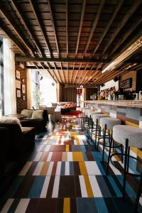 To bring Expat’s stunning vision to life, Maison Bonhomme collaborated closely with a global dream team starring Luca Lanzetta Group, Popham Design, Molteni&Co, Viabizzuno, and Antoniolupi.