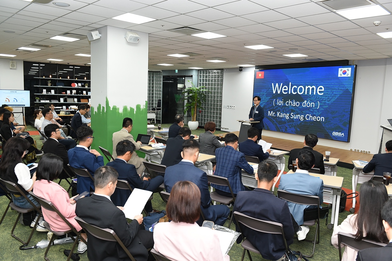 Kang Sung-Cheon, the director of GBSA, gave the welcome speech at the opening session | Photo by Gyeonggi-do Business & Science Accelerator