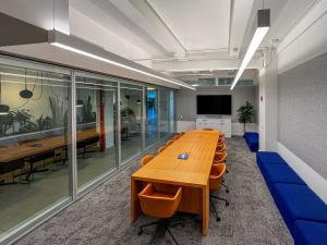 The newly upgraded Butterfly Network NYC office features the Modernfold Acousti-Clear Automatic system, enhancing both utility and acoustic integrity.