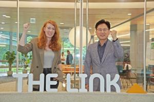   GEEKSPIN editor Helena Stone and Lee Jun-woo, Director of Techno Valley Innovation at the Gyeonggi Business & Science Accelerator, pose for a photo after their interview.