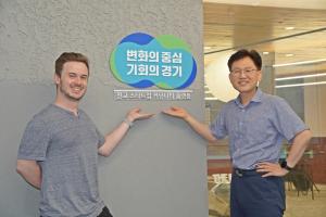 Le Café du Geek editor Leo Thevenet and Lee Jun-woo, Director of Techno Valley Innovation at the Gyeonggi Business & Science Accelerator, pose for a photo after their interview.