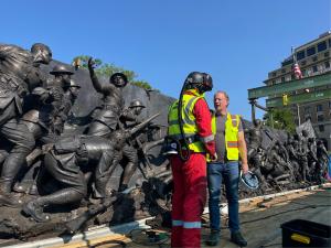 Sculptor Sabin Howard in front of WWI Memorial during installation