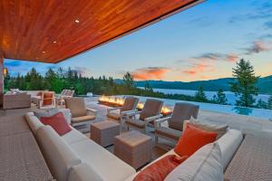 Seamless indoor-outdoor living with breathtaking panoramic lake views