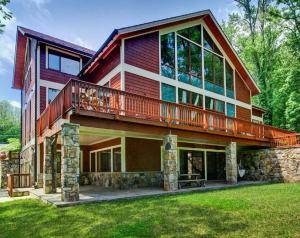 Upscale home for sale in Cabin John MD with cathedral ceilings, on a sloped lot