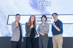 Helena Stone (second from left), editor-in-chief of GEEKSPIN, Chongkul Yi (first from left), CEO of Spaid, and other Spaid employees posing for a photo after the ‘Global Media Meetup’