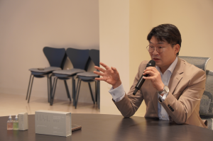 Dongbeom Seo, Vice President of SMHAEL, explaining the company’s products and technologies during the Global Media Meetup