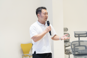 Giuk Lee, CEO of HUROTICS, pitching at the ‘Global Media Meetup’