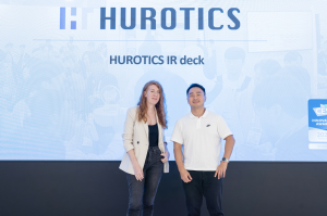 Helena Stone, Editor-in-Chief of Geekspin (left), and Giuk Lee, CEO of HUROTICS (right), taking a commemorative photo