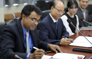 Blaize CEO Dinakar Munagala signs the MOU in Korea.