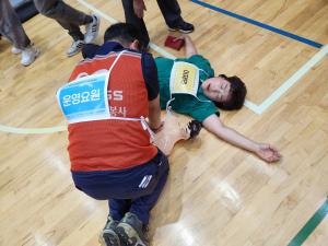 ▲Photo: Operation staff responding to a simulation of an emergency situation (cardiac arrest) in a shelter and a victim who collapsed from cardiac arrest Source: The Promise