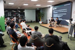 Two members from the YouTube channel DevBadak shared their experience and advice to developers in Pangyo.