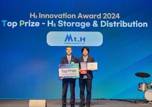 Jaekyu Kim, CEO of Mt. H Control Valves, receiving the Top Prize in Storage Transportation at the H2 Innovation Award