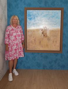 Nada Kelemenova next to the artwork "Desert Rose"