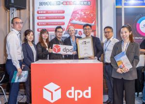 Valerie Dubuisson, CEO of the Lenton Group, and Patrick Lin, General Manager of DPD Taiwan, celebrate with their team after winning the Gold Award at the 2024 Taipei Neo Trade Awards.