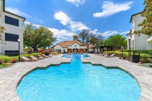 Alexi at Willowbend Apartments sparkling pool Amenity and lounge area