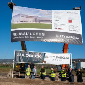 Photo from the Betty Barclay Group's groundbreaking ceremony. Men from different companies shoveling dirt to mark the beginning of construction for the logistics center that will house the TGW solution.