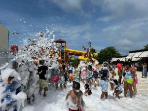 Visitantes en fiesta de espuma Punta Cana