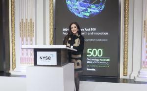 Toni Pisano, CCO and Board Member of PortPro accepts Award at Deloitte Fast500