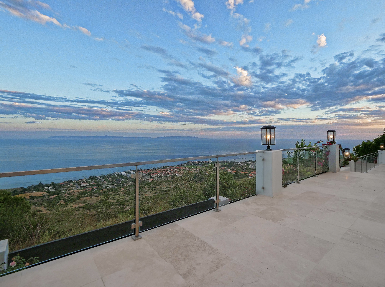 Exquisite 180-degree ocean views