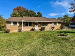 Solid 3 BR/3 BA brick ranch/rambler style home w/full mostly finished basement on .23 +/- acre lot in the Vesper View neighborhood of Augusta County, VA. This home measures 3,078 +/- gross sf. (1,539 +/- finished sf. above grade, 1,539 +/- sf. mostly finished basement.)