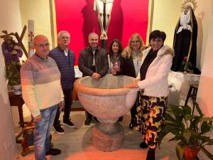 Botorrita - Consistorial team with the speaker, Dr. Ana Mafé and the organizers of the Conference next to a baptismal font in the shape of the Holy Grail.