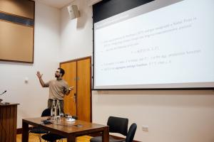 Andrea Chiavari proferindo uma palestra principal na Série WERD de Oxford, abordando os impactos econômicos das mudanças climáticas e da tributação do carbono.