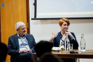 Dr. Nicola Ranger e David Barrett abordando soluções de financiamento climático e reformas de políticas no evento da Série WERD de Oxford.