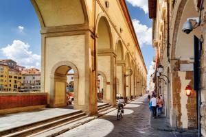 view of the Vasari Corridor from the Arno River bank