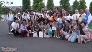 Image from the Trailblazers TV show on NHK WORLD-JAPAN/jibtv showing a group of people posing outdoors in Yokohama