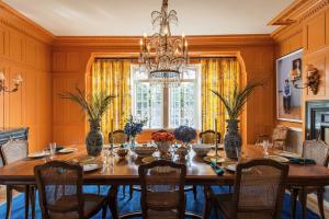 Founded in 2016 by Lauren Lozano Ziol and Michelle Jolas, SKIN Interior Design is a globally recognized design firm known for its mastery in blending classic sophistication with bold modernity.