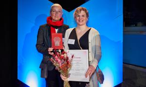 Christin Galetzka and Dr. Alena Meis from AudioCure accept the innovation award. Source: Stefan Schubert | Agentur Medienlabor