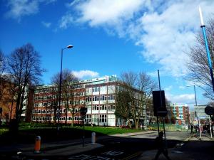 A large school building that has lots of windows