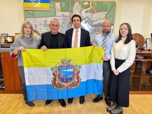 Derek Berlin presents letters of support to Chornomorsk Mayor