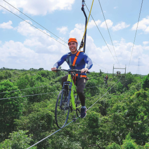 hombre en bicicleta en el aire sky trail selvatica