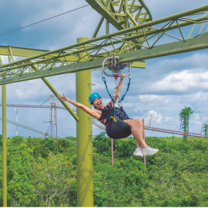 mujer en tarzania selvatica cancun