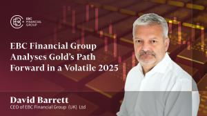 David Barrett CEO ของ EBC Financial Group (UK) Ltd. ยืนอยู่ท่ามกลางฉากที่มีแท่งทองคำและกราฟแนวโน้มตลาด เพื่อสะท้อนการวิเคราะห์ของ EBC Financial Group เกี่ยวกับทิศทางของทองคำในปี 2025 - EBC