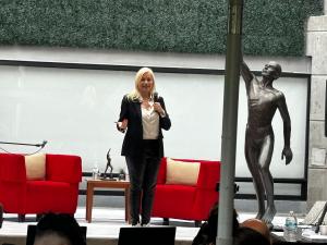 Hazel Ortega delivered an inspiring conference at CECC Pedregal, one of Mexico’s most prestigious institutions in communications. Her talk, “From Bounced Checks to Private Jets,” empowered attendees to transform their lives and embrace their full potential.