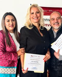 Hazel Ortega received an acknowledgment by Dr. Cinthia G G, general director of the CDMX Social Reintegration Institute and the Master and Theatre Writer Adriano Numa.