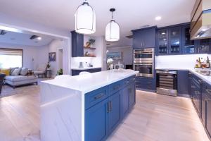 Kathleen shares that she always encouraged clients to go bold where it counts—think statement walls or accent pieces. Saturated colors add character and vibrancy, and they’re a fabulous way to reflect your personal style.