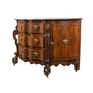 Quebec arbalète commode with carved feet and leg brackets in superb condition, with 200 years of impeccable provenance (est. CA$30,000-$50,000).