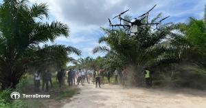 (Terra Agri drone pilot operates G30 drone in Malaysia.)