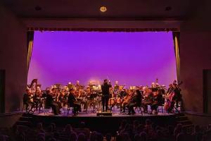 The Richmond Symphony Orchestra performs on campus.