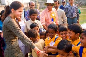 Indrani Pal-Chaudhuri interactuando con niños en la escuela Ramakrishna Vedanta Vidyapith en India - EBC [Crédito de la foto: Instituto Shakti Regeneration]