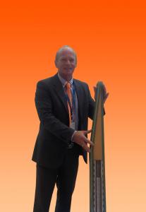 Arnold Timmer, who is CEO of We4Ce, stands on the left and holds the blade root bushing as a cross section. This background is orange like the Dutch flag and We4Ce's logo