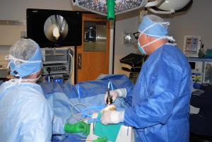 Dr Leonard Marchinski, in surgery, Orthopaedic Surgeon in Pennsylvania