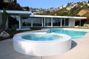 Terrazzo design: Hollywood Hills jacuzzi and pool 